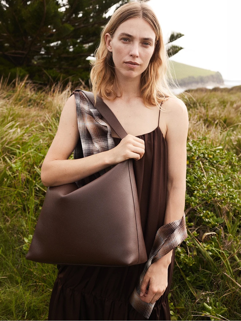 The Horse large Daisy bag  TAKING THiS OFF POSH TOM BUY IF INTERESTED! - Picture 2 of 9